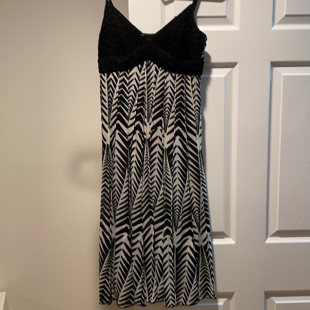 Quotation black dress, crochet top